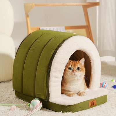 chaton relaxant dans niche chat interieur vert olive