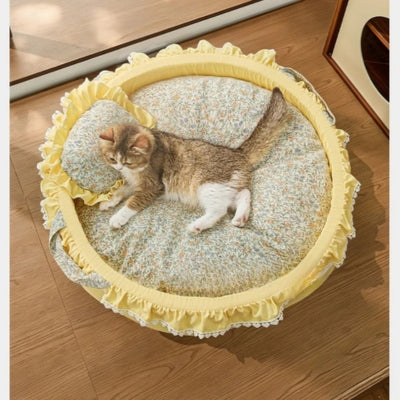 chaton relaxant dans son couffin pour chat