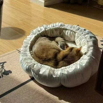 chaton relaxant dans un de ses couffins pour chats