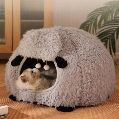 chaton s'amusant avec balles suspendues toit maison chaton