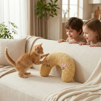 chaton s'amusant avec oreiller chat enfants le regardant intrigués