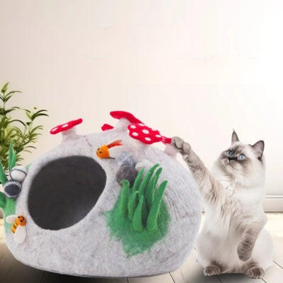 chaton s'amuse avec décoration niche pour chaton