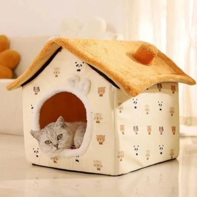 chaton se reposant dans sa maison pour chaton