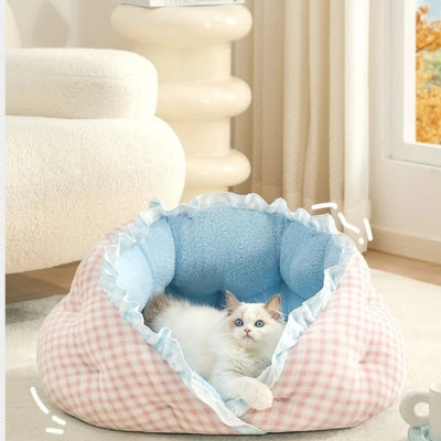 chaton se reposant dans sa niche pour chaton