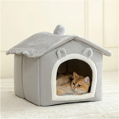 chaton se repose dans niche pour chat interieur gris clair
