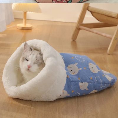 chaton somnolant dans nid chaton bleu nuage