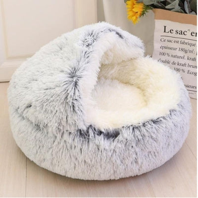 cocon chat gris argenté sur parquet