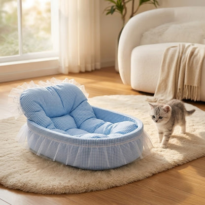 Couffin chaton bleu gris et blanc revient vers son couffin