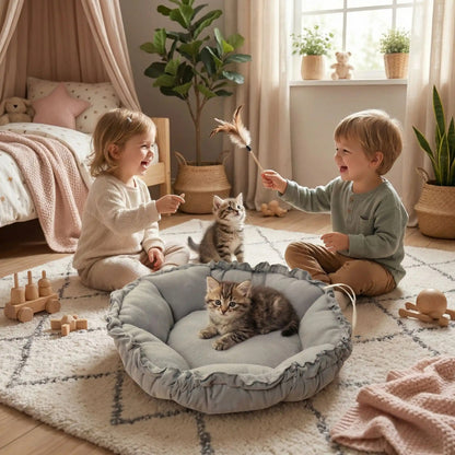 couffin chaton gris brume avec chaton dedans et enfants qui jouent