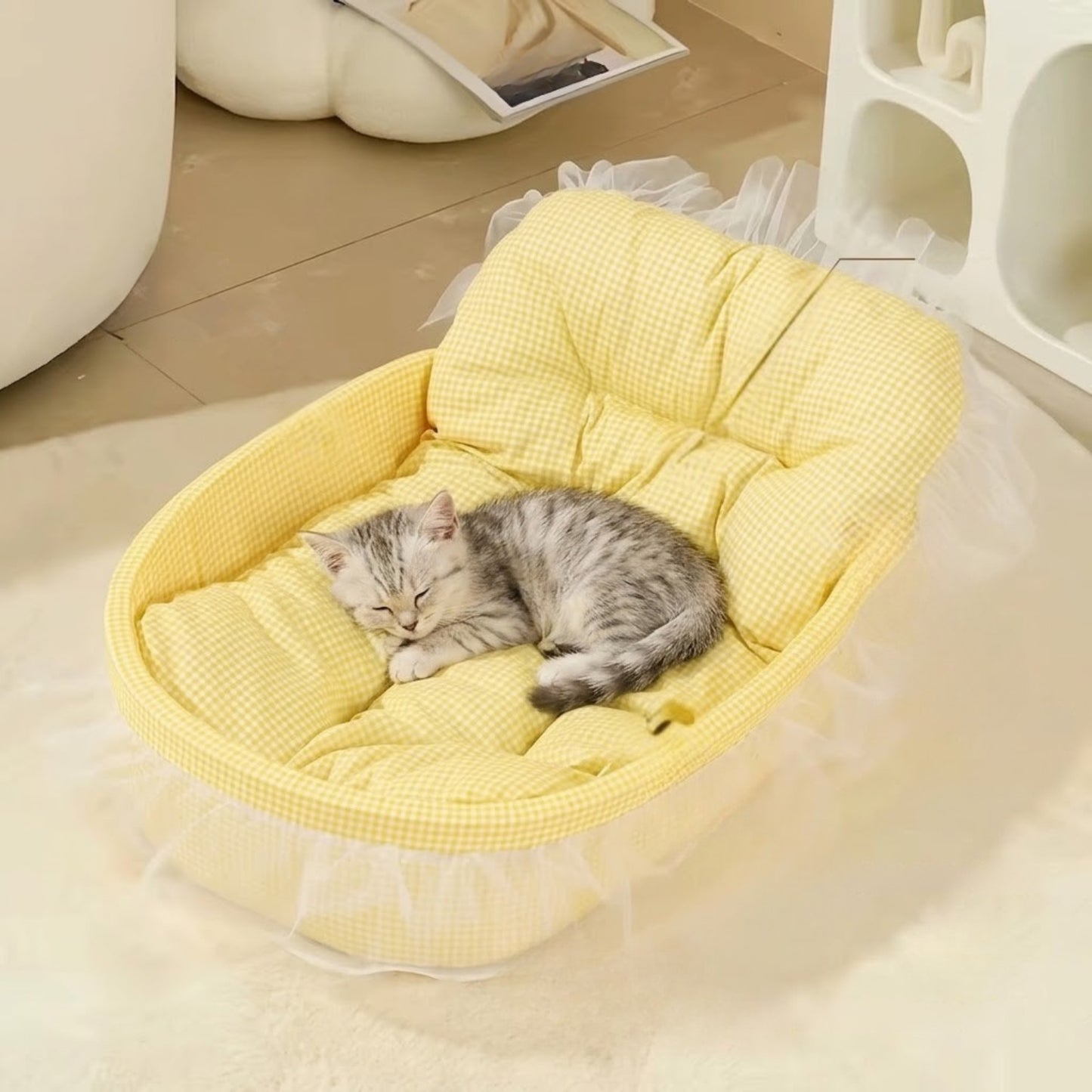 couffin chaton jaune chaton endormi profondement dedans