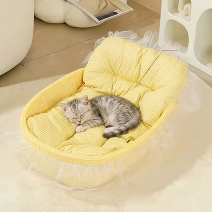 couffin chaton jaune chaton endormi profondement dedans