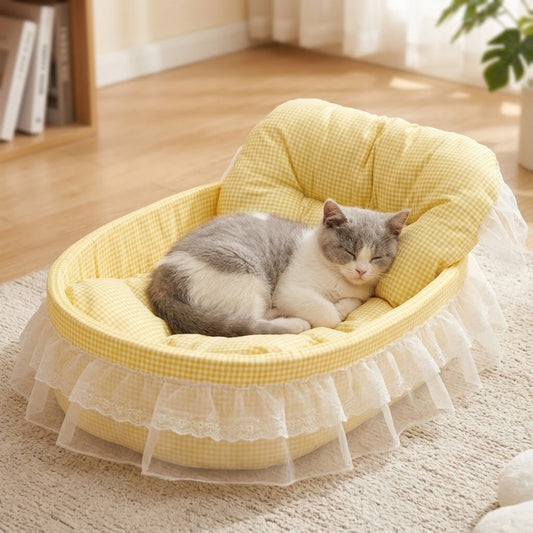 Couffin chaton jaune gris et blanc endormi lové dedans