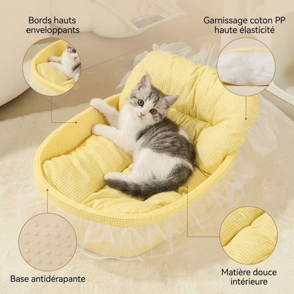 Couffin chaton jaune gris et blanc installé dedans avec zooms caractéristiques