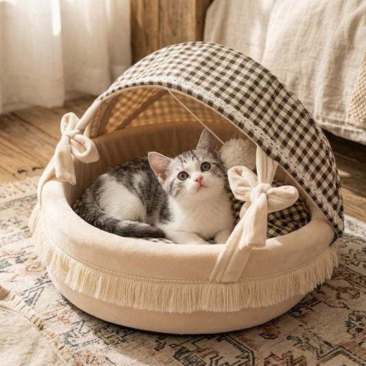 couffin chaton lové dans berceau sous toit vichy