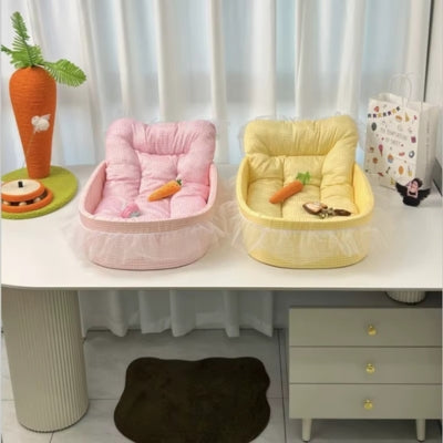 couffin chaton rose et jaune sur bureau