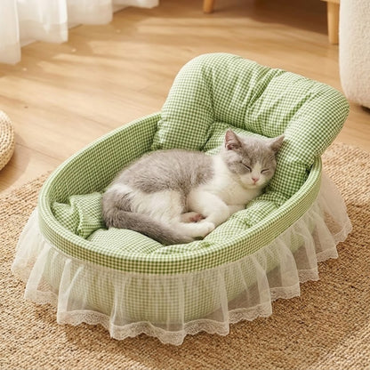 couffin chaton vert chaotn endormi profondement dedans