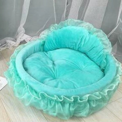 couffin chaton vert d'eau sur parquet