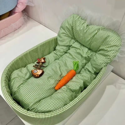 couffin chaton vichy vert sur table
