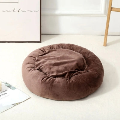 couffin pour chat marron foncé sur carrelage