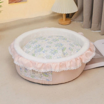 couffin pour chat rose sur moquette