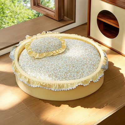 couffin pour chat sur parquet