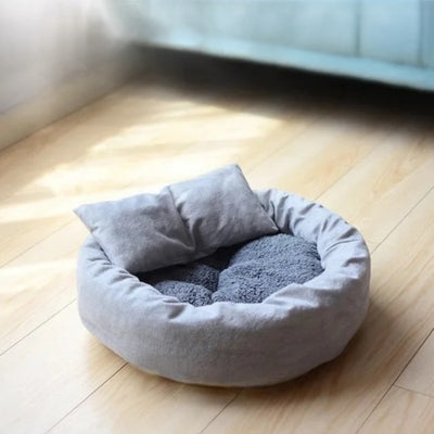 couffin pour chat sur plancher