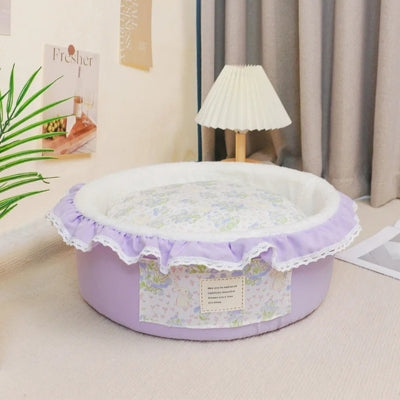 couffin pour chat violet sur moquette