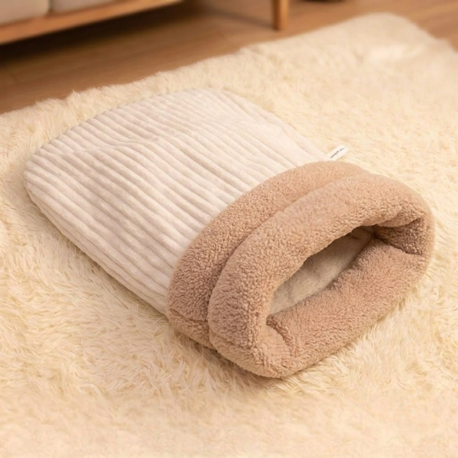 Couffin pour chaton blanc, packshot velours côtelé au salon