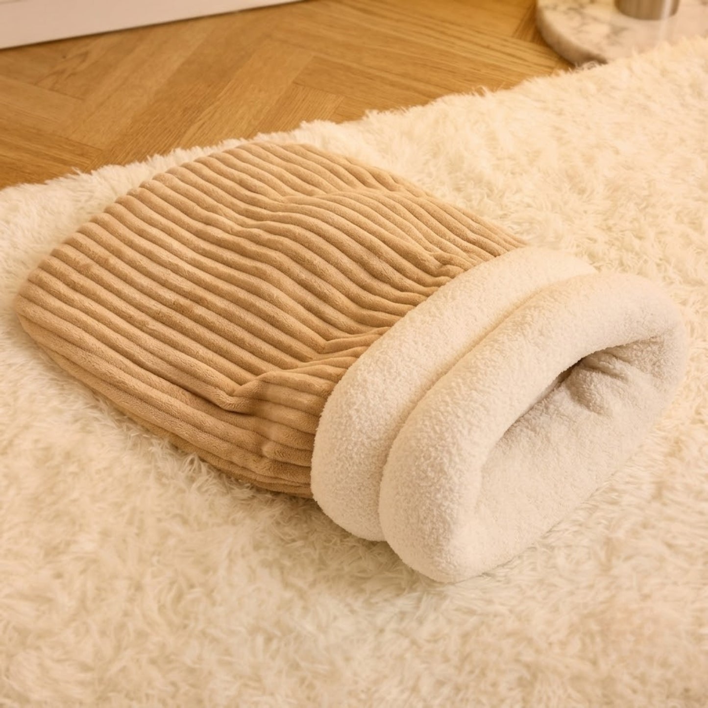 Couffin pour chaton camel, packshot velours côtelé au salon