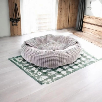 couffin pour chaton gris dans salon