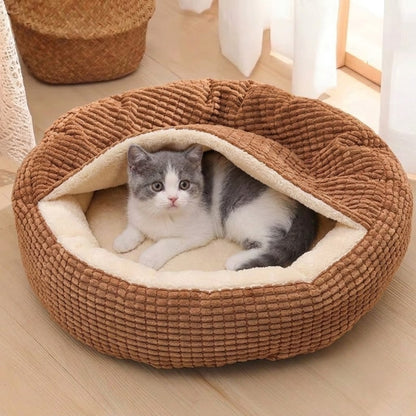 Couffin pour chaton marron, lové sous la capuche souple