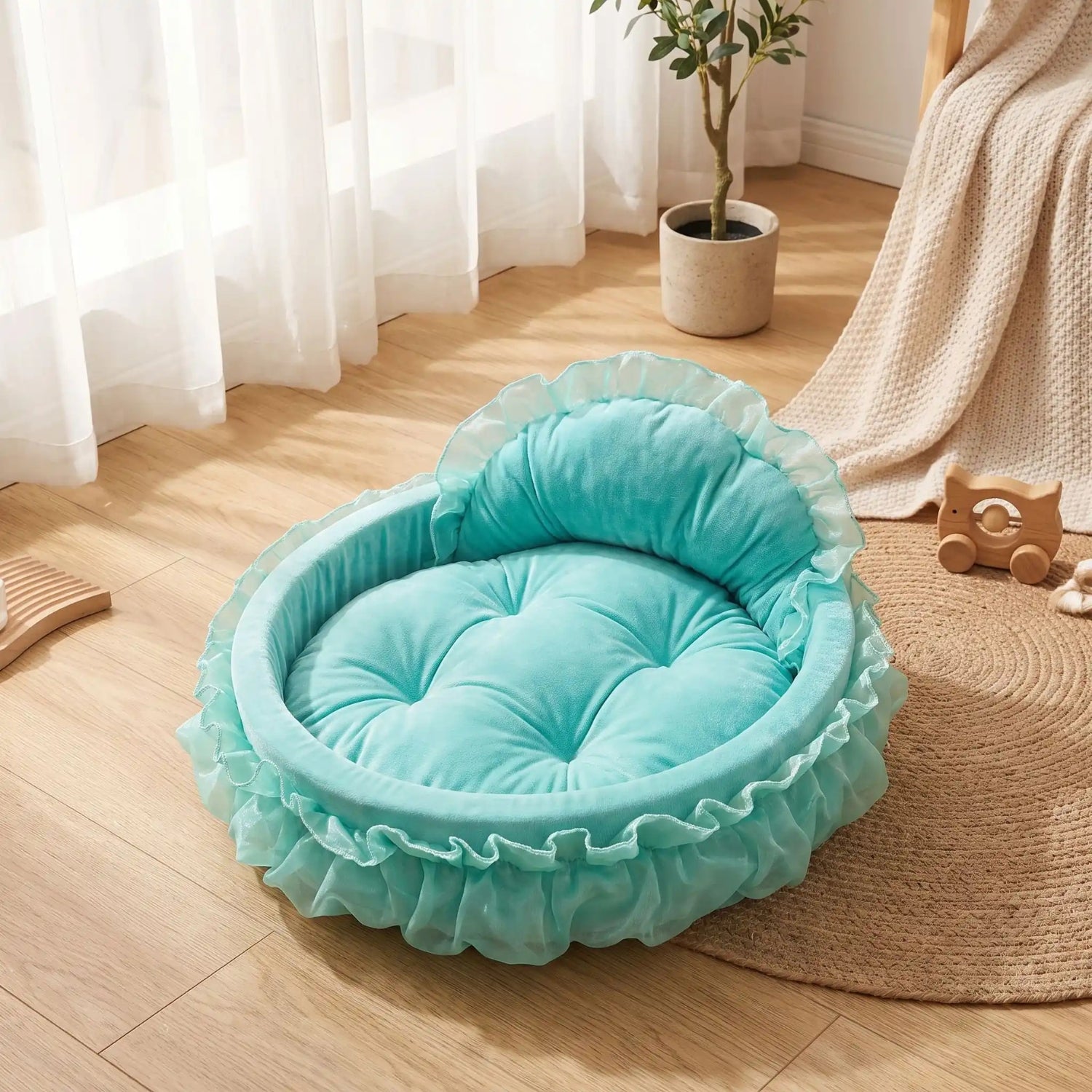 Couffin pour chaton vert d'eau à dossier haut, bordé de dentelle et organza, sur parquet clair