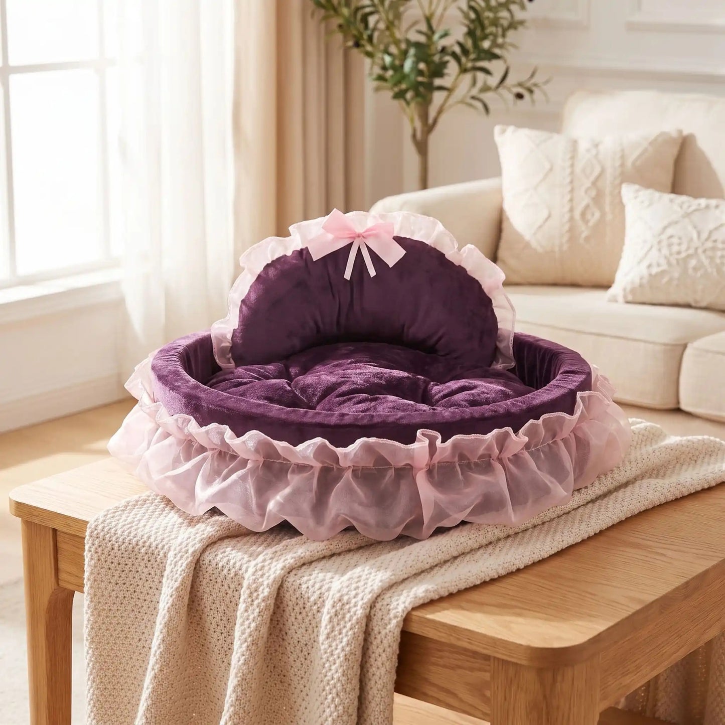 Couffin pour chaton violet à dossier haut avec un nœud rose, bordé de dentelle et organza