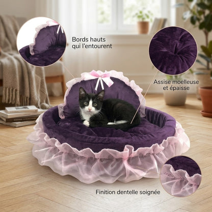 Couffin pour chaton violet avec un chaton tuxedo lové dedans, zooms sur les bords hauts, l'assise moelleuse et la dentelle