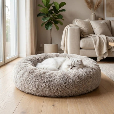 coussin à chat fluffy nuage gris perlé chat dort profondement dedans