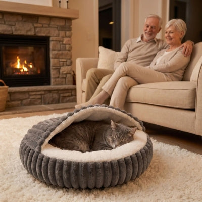 coussin chat donut à capuchon gris couple salon cheminee