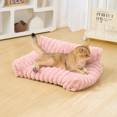 coussin chat rose chaton detendu dessus