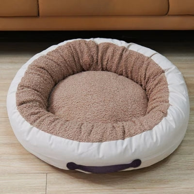 coussin chaton beige crème sur parquet