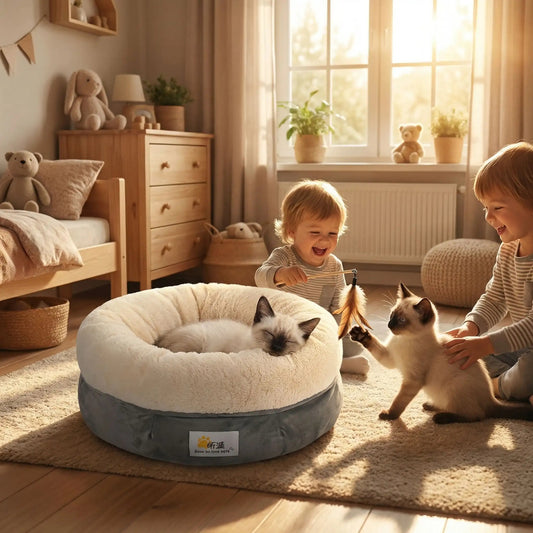 Coussin chaton gris taupe dans une chambre d'enfant avec enfants qui jouent