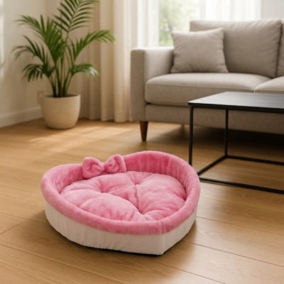 coussin chats rosesur plancher dans salon