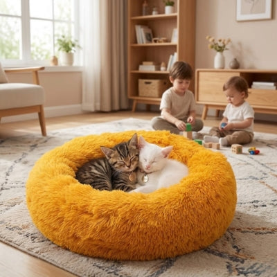 coussin chats tout doux jaune deux chatons endormis enfants jouent salon