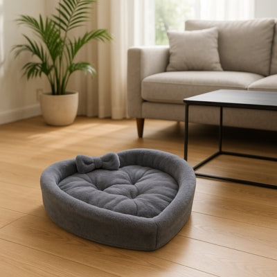 coussin pour chat gris sur plancher dans salon