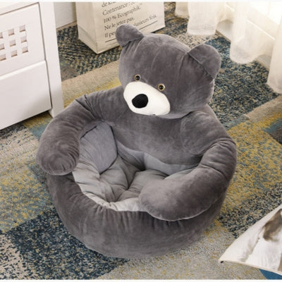 coussin pour chat gris sur tapis salon