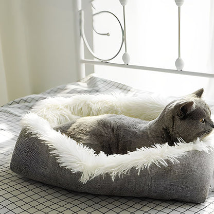 coussin pour chat nidou avec chat gris relaxant dedans