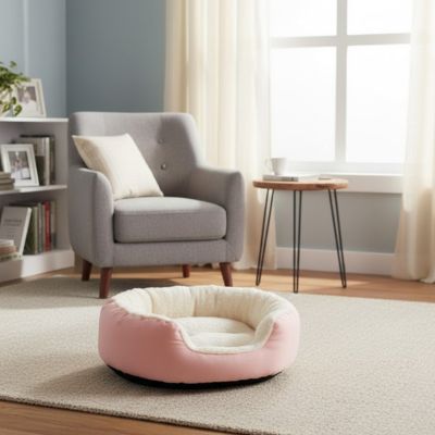 coussin pour chat rose sur moquette