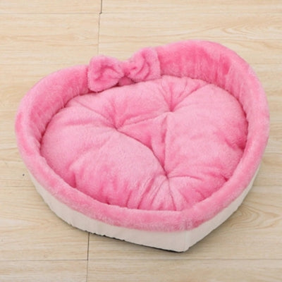 coussin pour chat rose sur parquet