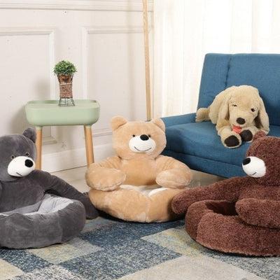 coussin pour chat trois couleurs sur tapis salon