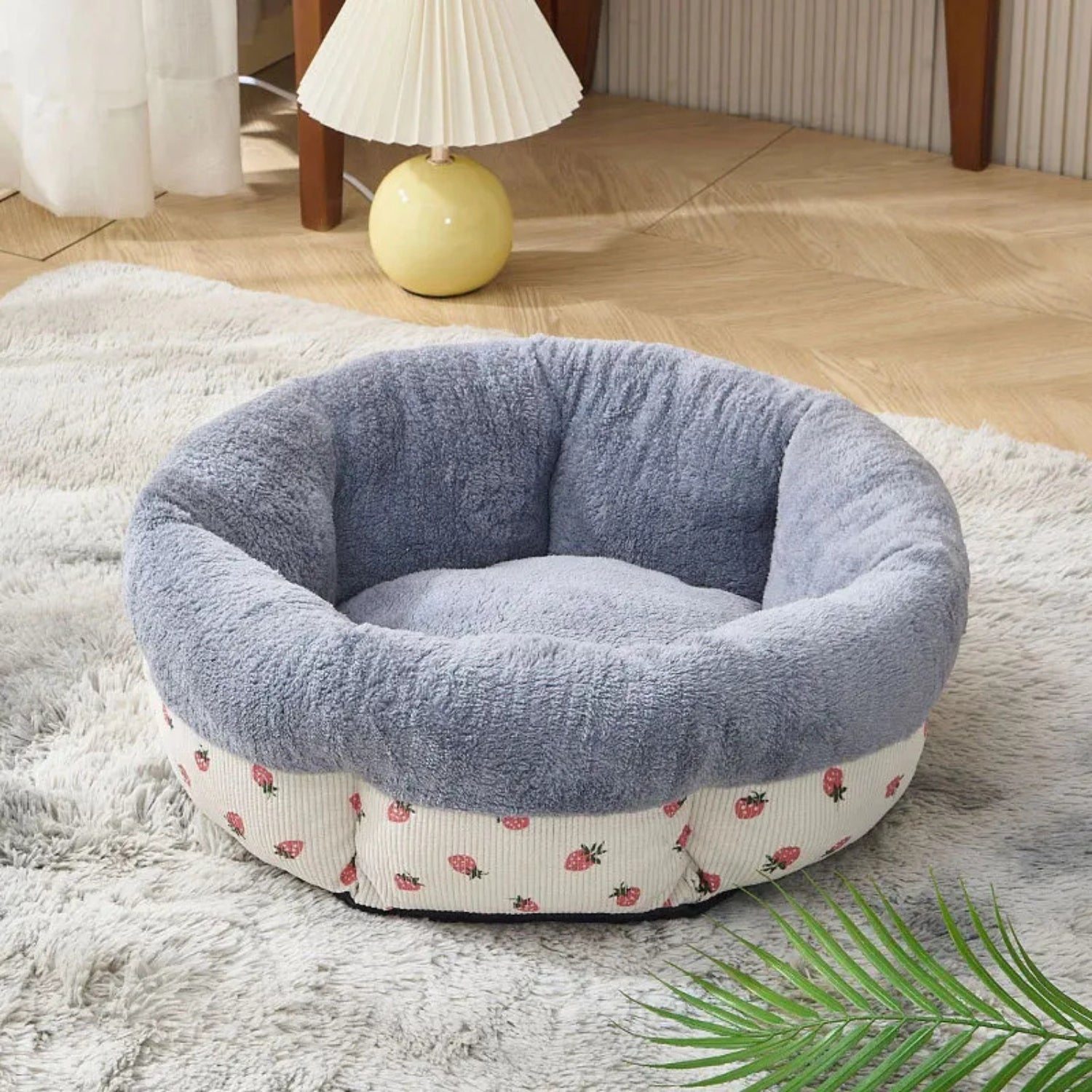 coussin pour chaton blanc fraises intérieur gris packshot salon