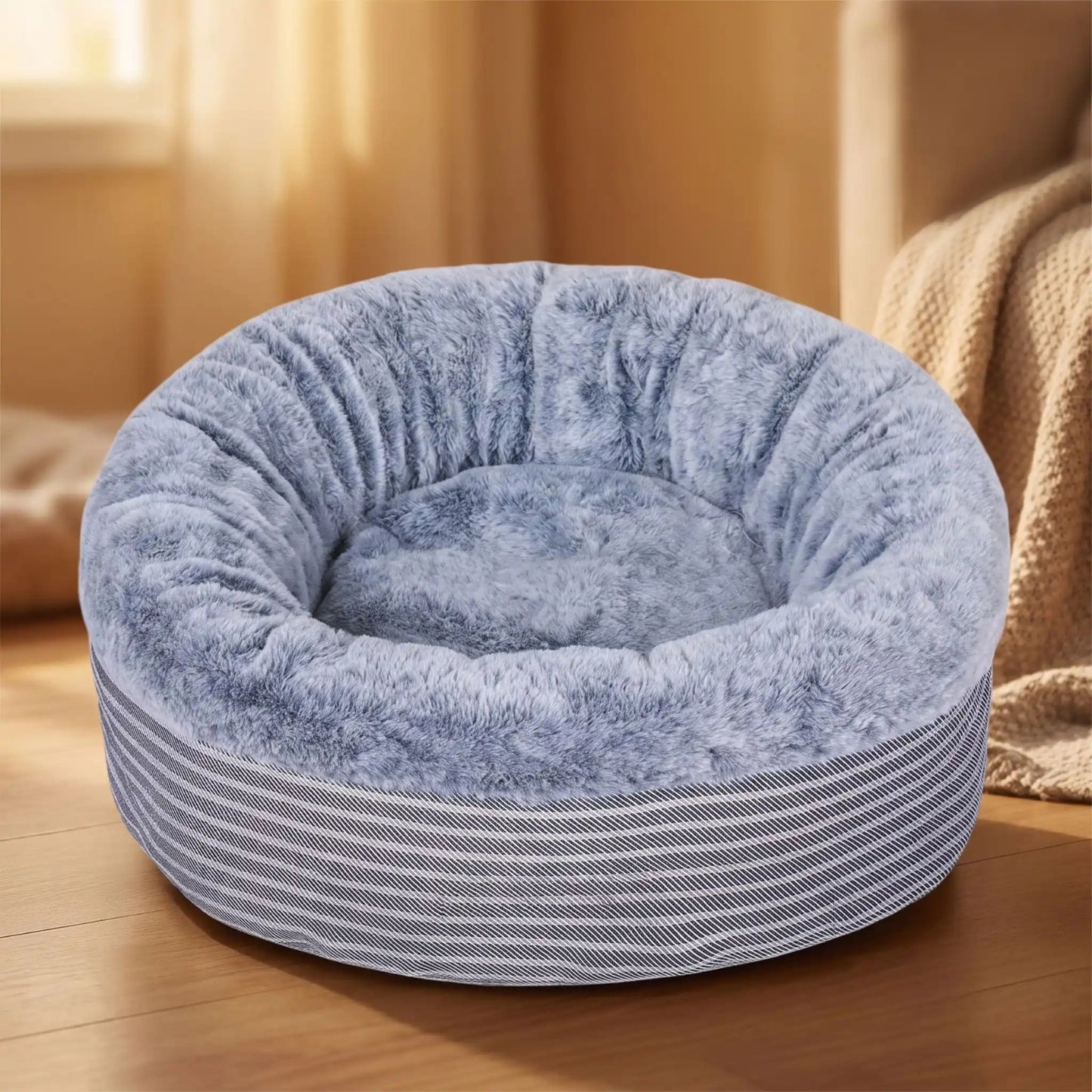 Coussin pour chaton coloris gris, fausse fourrure et base rayée