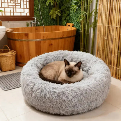 coussin pour chaton gris clair siamois lové salle de bain zen
